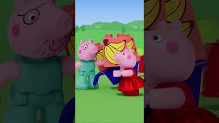 Peppa learns how to make a YUMMY Smoothie! 🥤 #PeppaPigTales #Shorts #LEGODUPLO