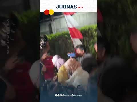Momen Istri Bupati Pemalang Tiba di Gedung KPK