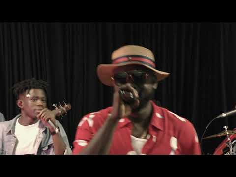 Kofi Nti performs a selection of his hits with Nkyinkyim Band