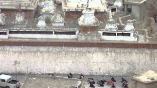 preview picture of video '09 mars 2014 groupe de pélerins aprés 50kms arrive au monastère LAMAYURU'