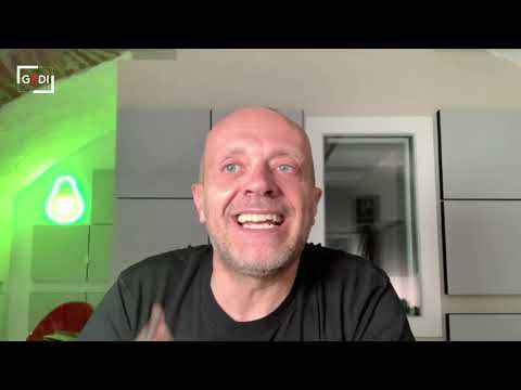 Max Pezzali: "Degli anni '90 non passeranno mai chiodo, maglietta nera e il mistero delle donne"