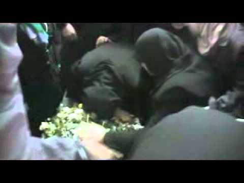 أهل محمد الشيخ يودعونه قبل تشييعه في حي بابا عمرو في مدينة حمص