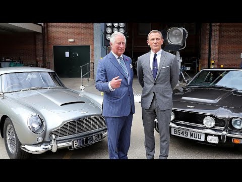 الأمير تشارلز يلتقي جيمس بوند في موقع تصوير فيلمه الخامس والعشرين…