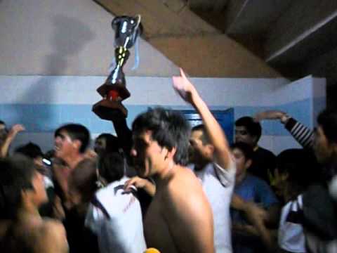 EL FESTEJO DE UN HUMILDE CAMPEON EN VESTUARIO