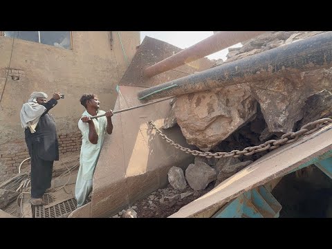 "Big Rock Crusher Machine: A Giant in Action"Big Rock Crushing: A Powerful Process"#stonecrusher