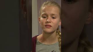 Emma schneidet Stiefschwester in die Hand  #DieFamilienhelfer #klinikamsüdring