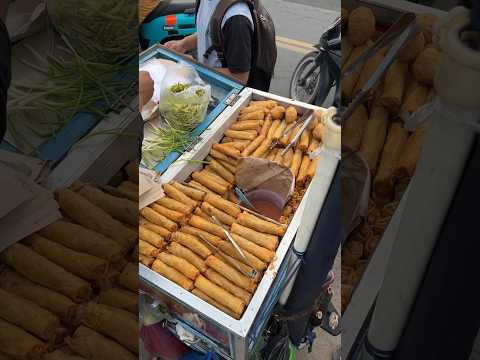 Lumpia Saepon, si lezat yang selalu jadi rebutan! 😋 Siap-siap antri, karena rasanya bikin nagih! 🍽️