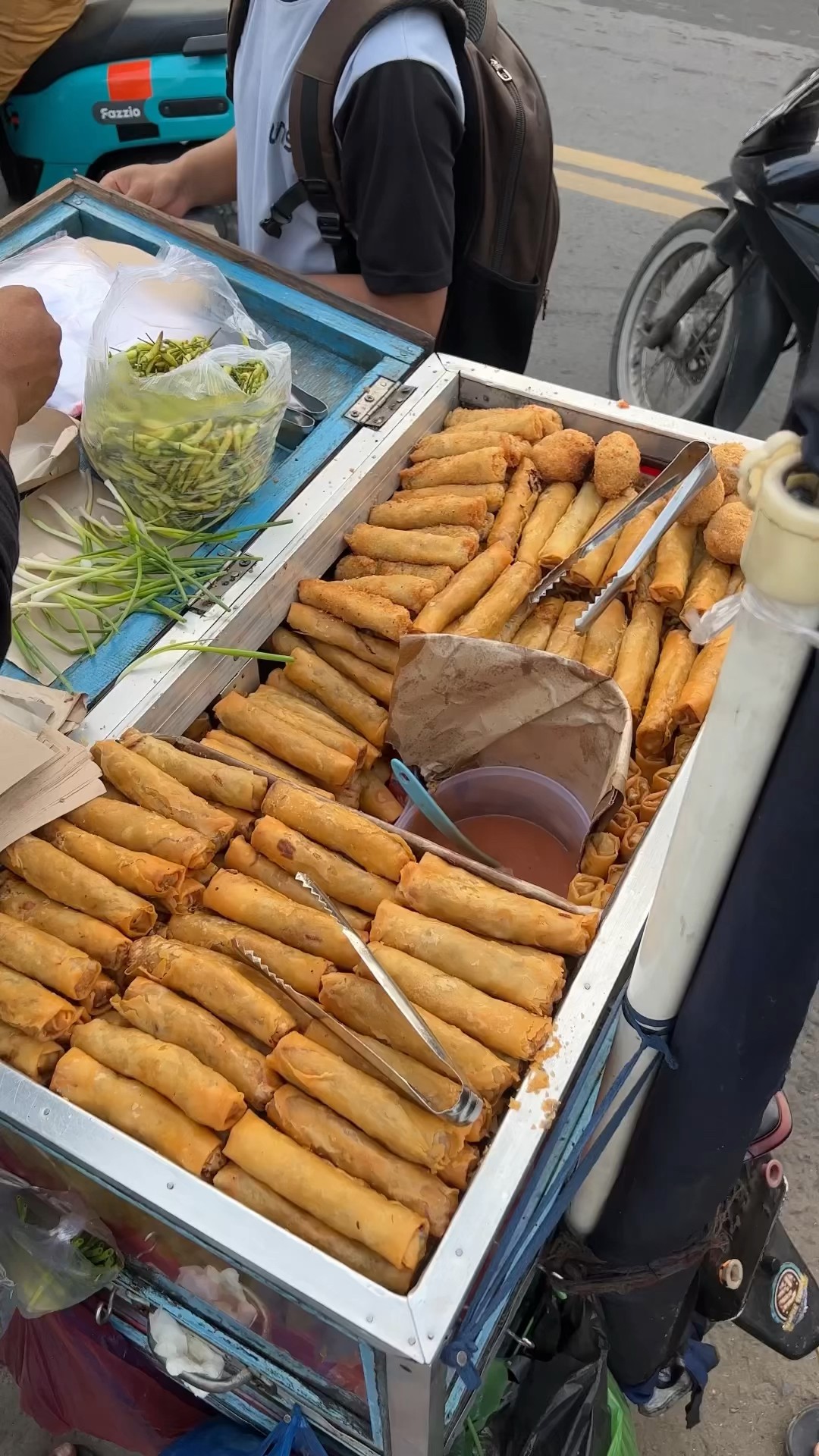 Lumpia Saepon, si lezat yang selalu jadi rebutan! 😋 Siap-siap antri, karena rasanya bikin nagih! 🍽️