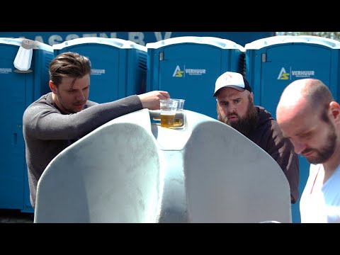 Pisbak vol met bekers is 'n natte broek - Ongezout