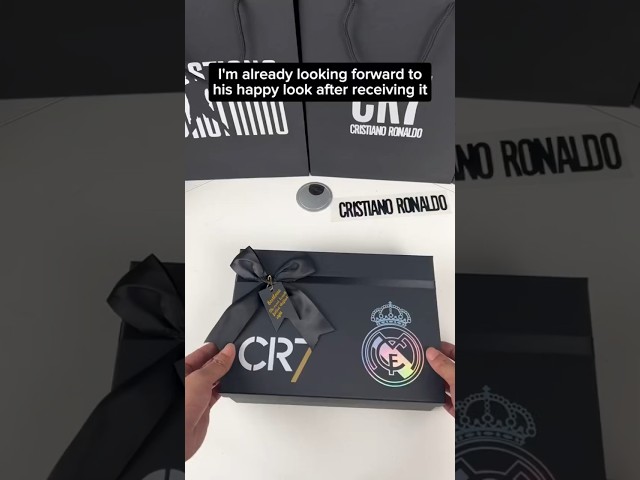 Vídeo relacionado con CR Real Madrid Juego de Papelería para Niños, Incluye Cuaderno Boligrafos Regla Borrador y Botella Cantimplora 650ml, Regalo para Niños