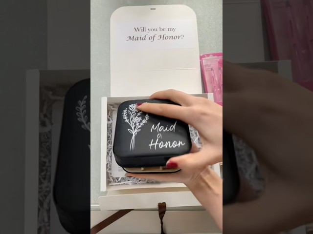 Vídeo relacionado con Taza SassyCups de dama de honor,Vaso de acero inoxidable con pajita,Taza de viaje con inscripción en inglés Will You Be My Maid of Honor,para la propuesta de dama de honor,MOH (22 oz), color blanco