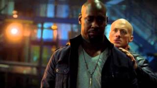 01 x 13 Lucifer and Amenadiel fight together