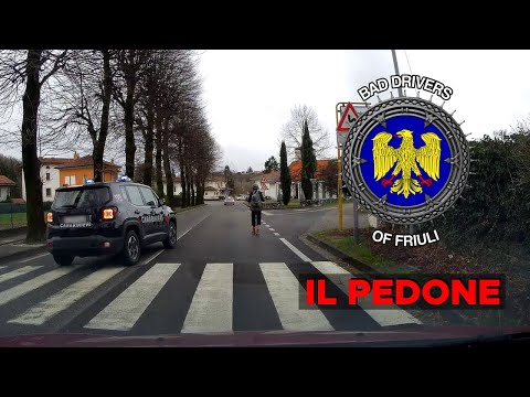 PEDONE UBRIACO CAMMINA IN MEZZO ALLA STRADA - INTERVENGONO I CARABINIERI - ITALIAN MILITARY POLICE
