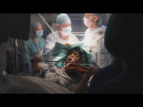 Violinist plays during her own brain surgery