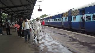 preview picture of video '16589 SBC-KOP Rani Chennamma arriving at CSMT Kolhapur'