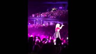Kelly Clarkson - Heartbeat Song live in Chicago. Best performance 08/01/15
