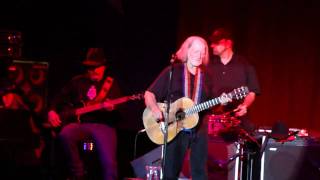 Willie Nelson in Berlin - Healing Hands Of Time + We Don&#39;t Run