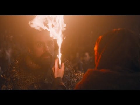 Game of Thrones S08E03 Melisandre lights up Dothraki swords