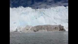 Смотреть онлайн Туристы чуть не получили смерть среди айсбергов