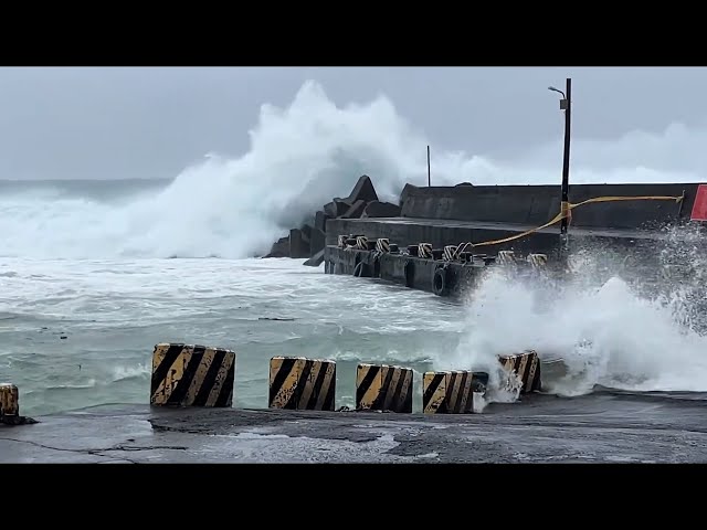 Typhoon Ragasa brings big waves to southern Pingtung