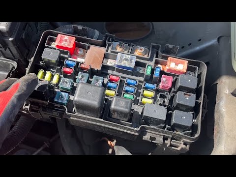 Honda CR-V 2002-2006 How to Find the Fuse Box Locations