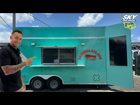 Fabricante de food trucks muestra trailer para mariscos