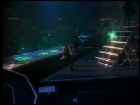 Kirk wipes his ass with his guitar