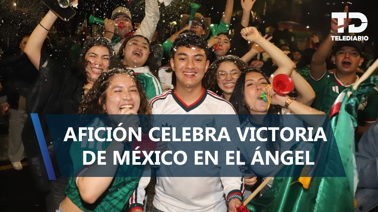 Aficionados celebran triunfo de Selección Mexicana en el Ángel de la Independencia