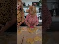 Zo gezellig samen koekjes bakken met de zusjes ? ? #short #shorts