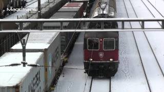 preview picture of video 'Ankunft Re 4/4 11263 mit Güterzug am Rangierbahnhof Limmattal'