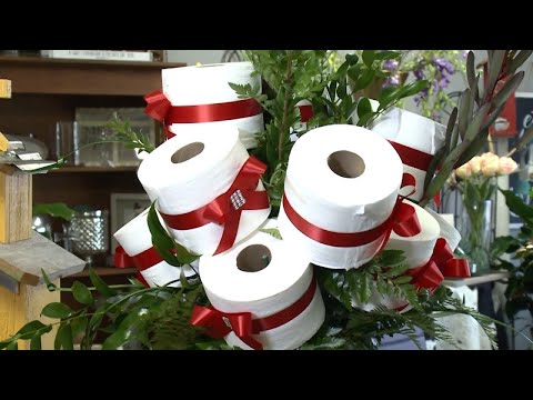 花藝師驚豔的衛生紙花束需求旺盛 (Florists’ Stunning Toilet Paper Bouquet in High Demand)