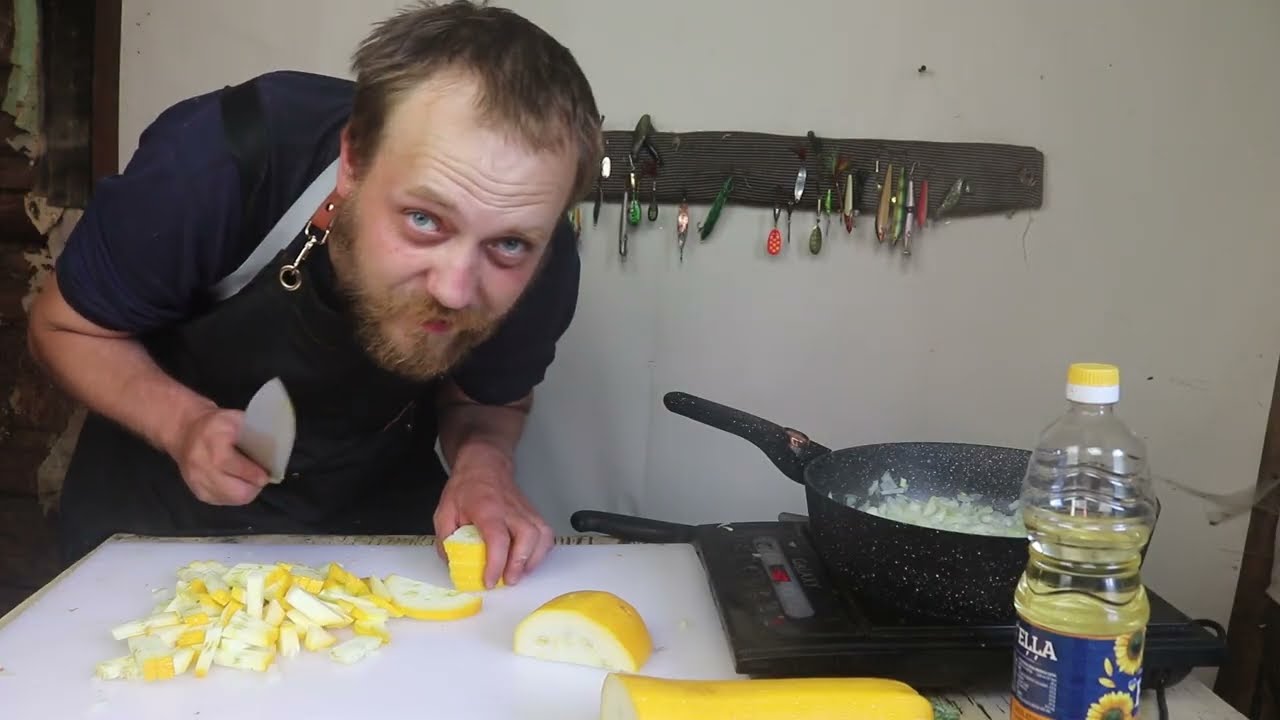 КУХНЯ ОТШЕЛЬНИКА!!! Точу ножы и готовлю кабачки с фаршем и гречкой!!!