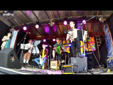 Elastic Band performing at Twyfest 2025