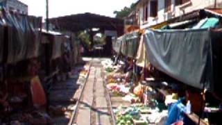 preview picture of video 'Market on the Railway(Mahachai-Mae Klong)'