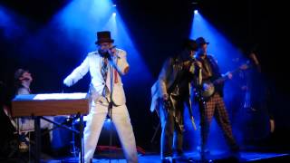 Les Cloechards performing "Like a Virgin"
