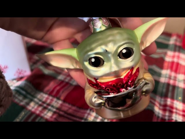 Vídeo relacionado con Hallmark Grogu - Adorno de Cristal, decoración de árbol de Star Wars, The Mandalorian, Adorno Colgante de Cristal, Adorno Colgante, Regalos para Navidad
