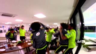 Equipe canta parabéns para Hernanes