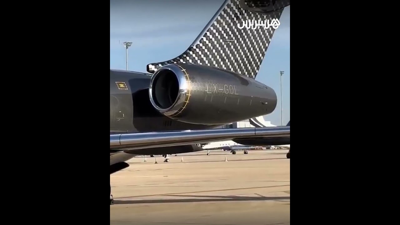 طائرة رونالدو الخاصة تكتسي حلة مميزة تحمل اسمه وصورة احتفاليته الشهيرة thumbnail