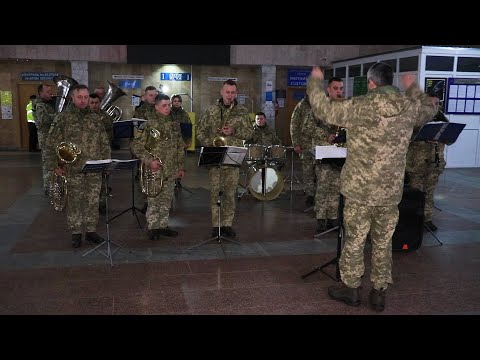 День пам’яті “кіборгів”: в аеропорту Франківська виступив військовий оркестр. ВІДЕО