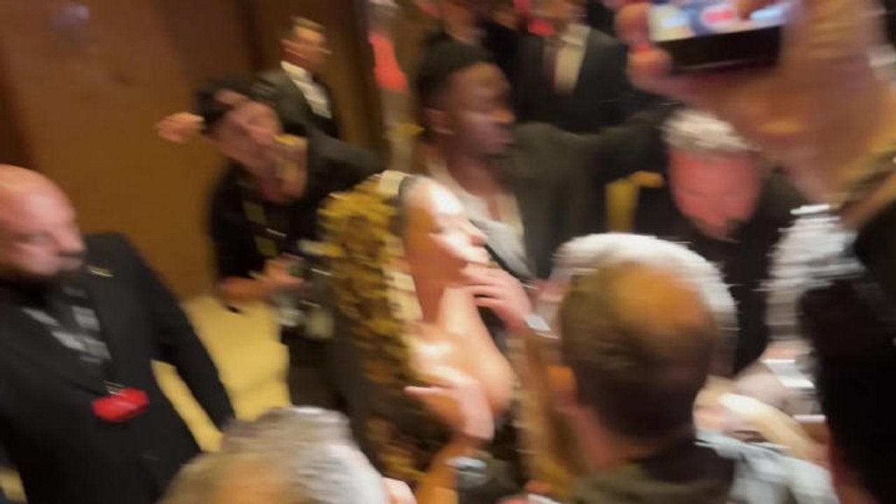 Kim Kardashian scatta selfie e firma autografi ai fan alla Festa del Cinema di Roma
