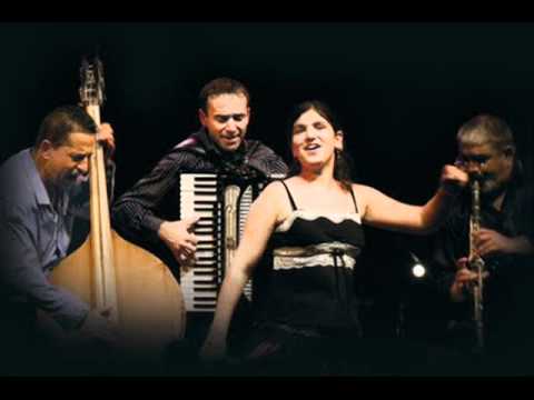 Delia Romanes - Am Sa-Mi Pierd Capul.wmv