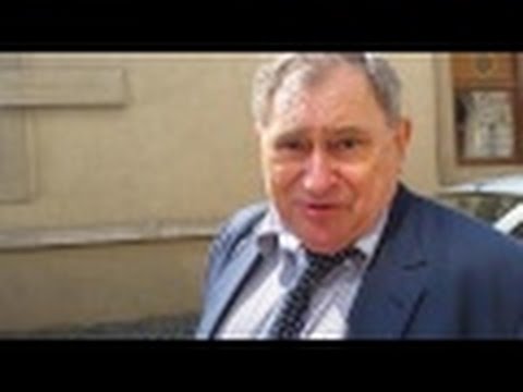 Tupeu fara limite. Masina primariei Timisoara parcata ilegal pe strada pietonala