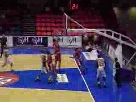 09 20-10-07 Leuven-BCO - Jerry Green scoort op fast-break.mp