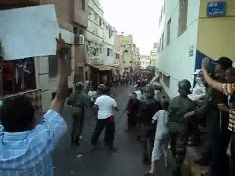 معارضين للدستور يرمون الشرطة بالحجارة البيضاء 26 يونيو