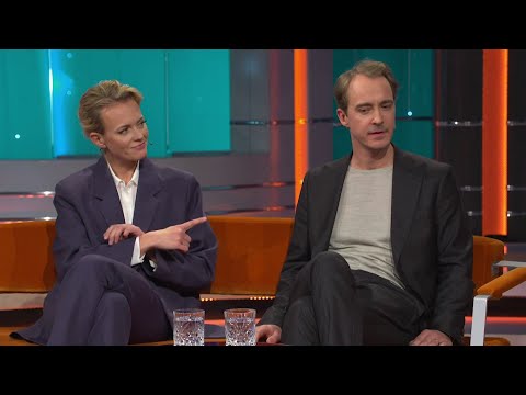 Jonas Karlsson och Josephine Bornebusch kör "Pek-leken" - Hellenius Hörna i TV4