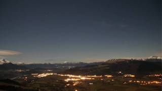 preview picture of video 'time lapse grand angle la mure nuit 30 au 311209 - étoiles et nuages'
