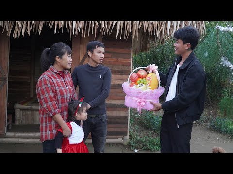 Merry Christmas 🎄 De and Huyen were surprised by Christmas gift from a stranger.