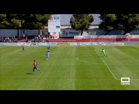 Resbalón del Pulpo Romero, portero de La Roda CF ante el Recre