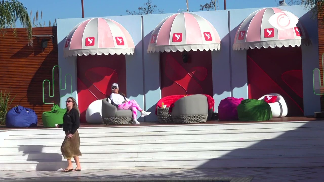 Olta e përlotur bën xhiro rreth pishinës