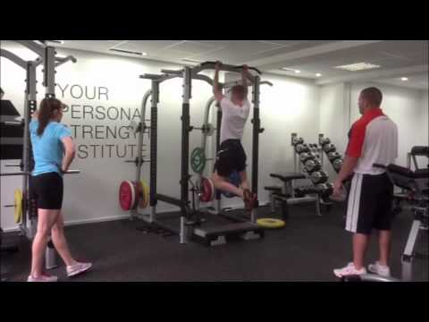 Shorttrack Speedskater Jakub Jaworski does Eccentric Chinups